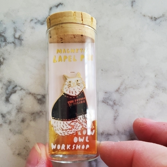 Nwt Yellow Owl Workshop 'The future is feline' gold gilt magnetic cat lapel pin - Picture 1 of 4